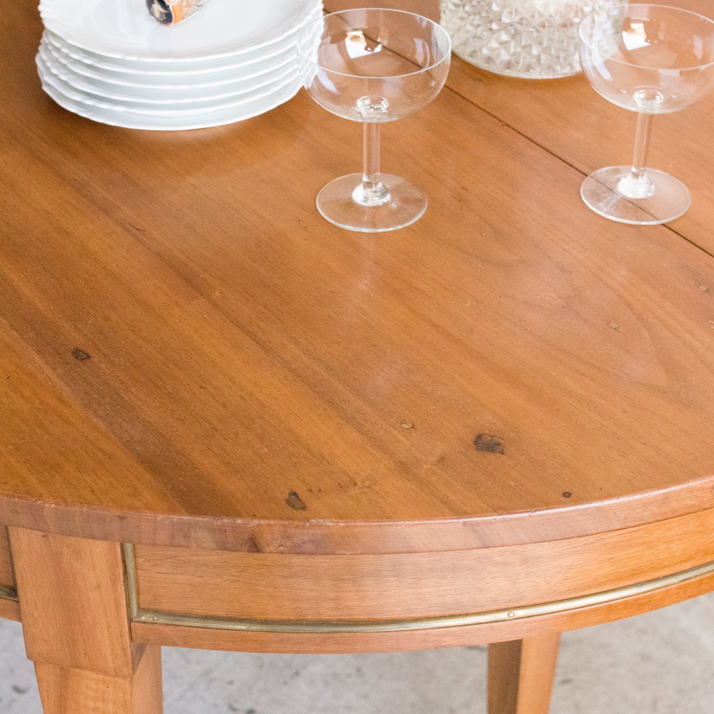 Table Louis XVI avec accents en laiton