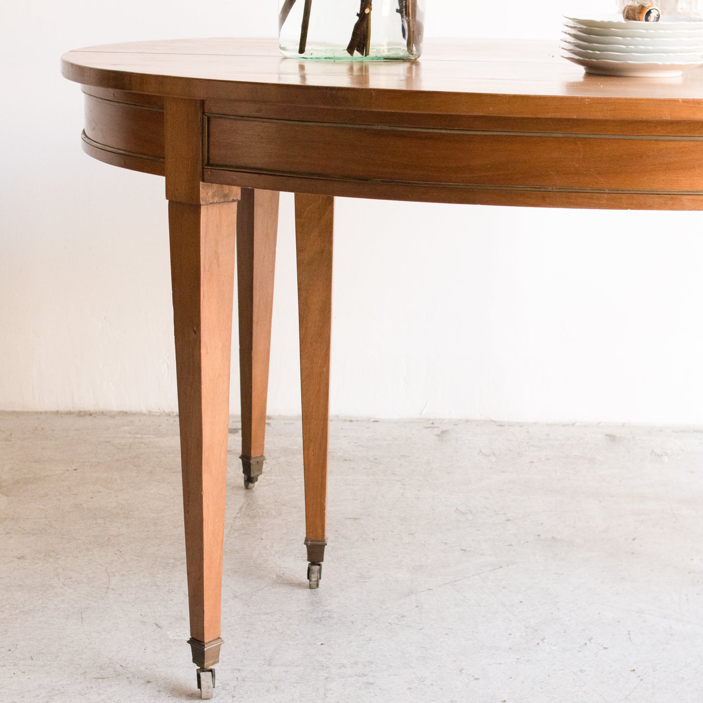 Table Louis XVI avec accents en laiton