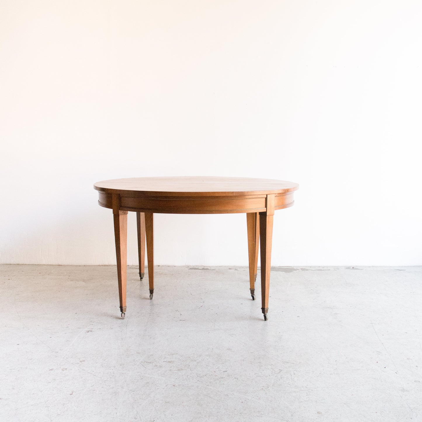 Table Louis XVI avec accents en laiton
