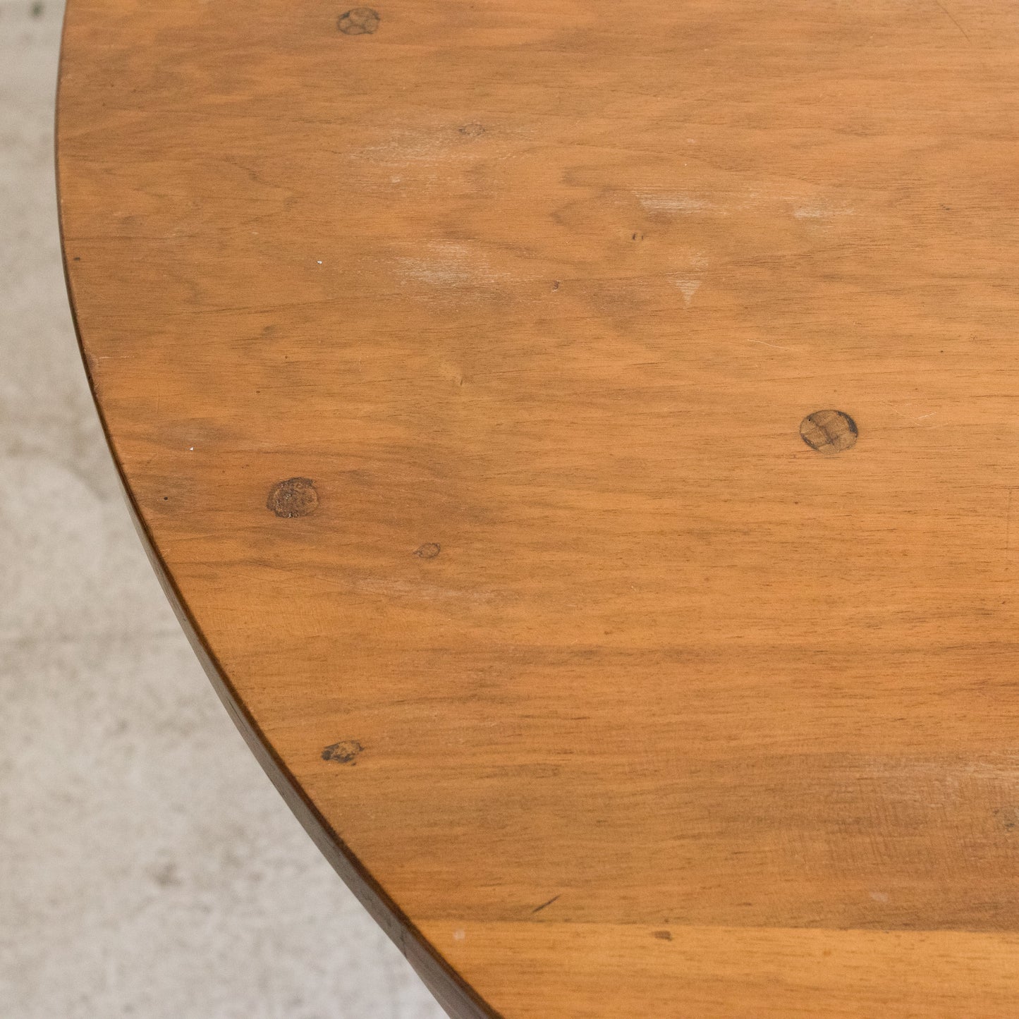 Table Louis XVI avec accents en laiton