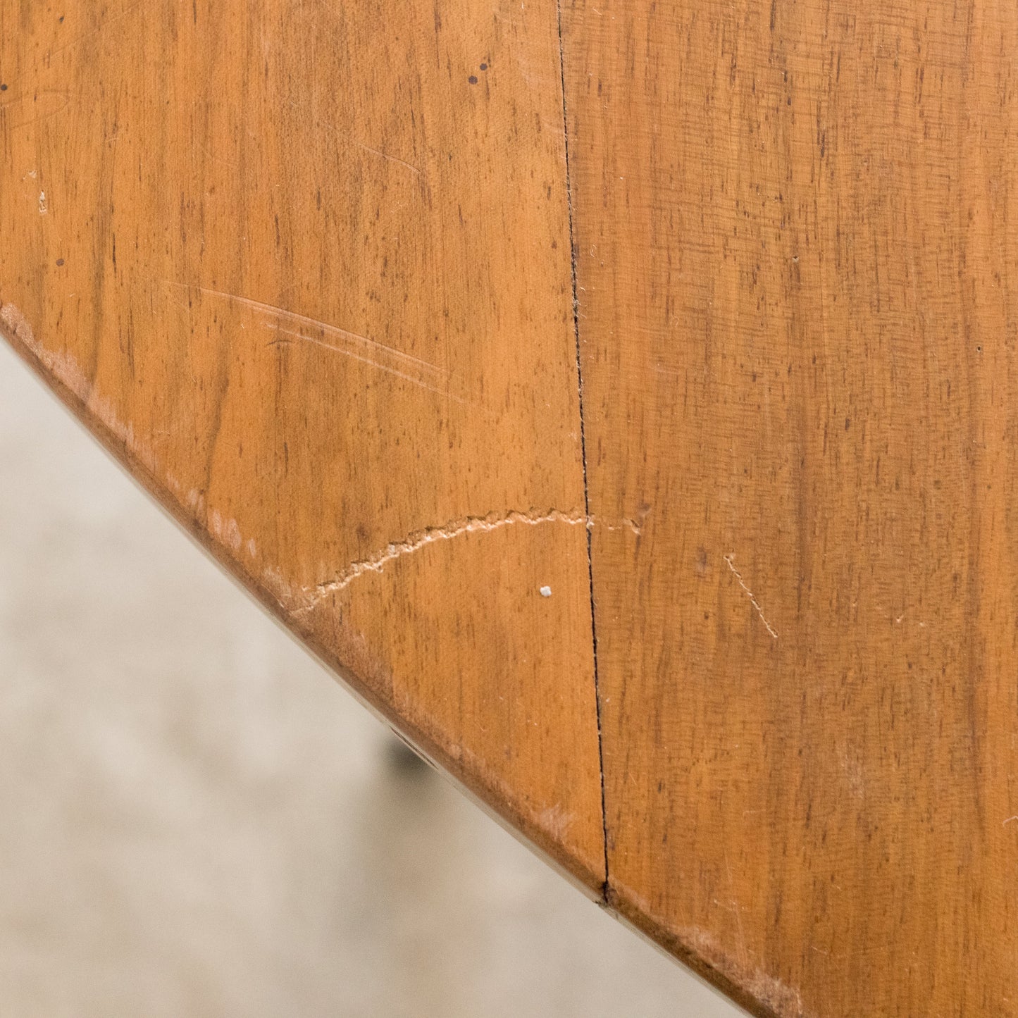 Table Louis XVI avec accents en laiton