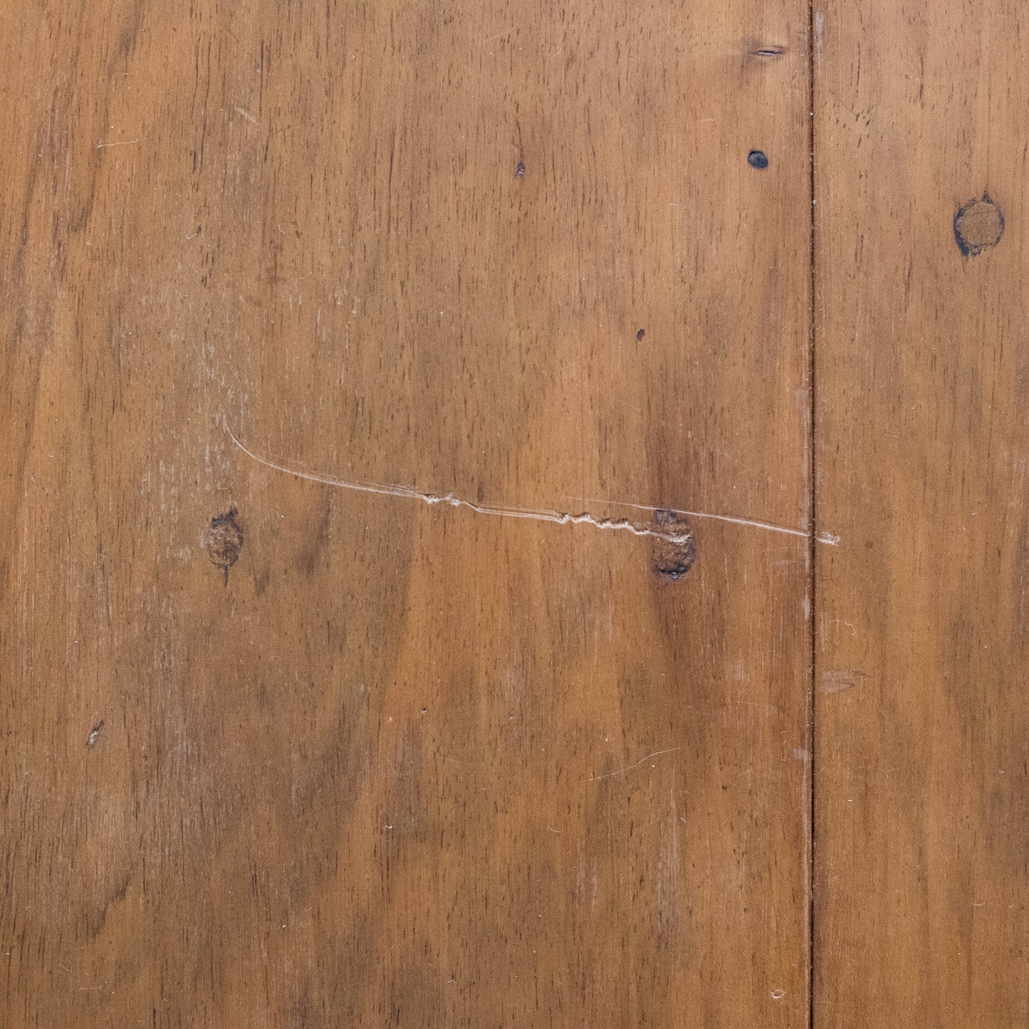 Table Louis XVI avec accents en laiton