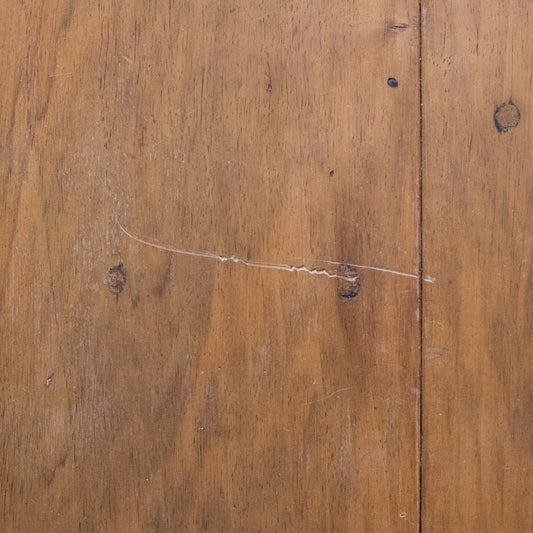 Table Louis XVI avec accents en laiton