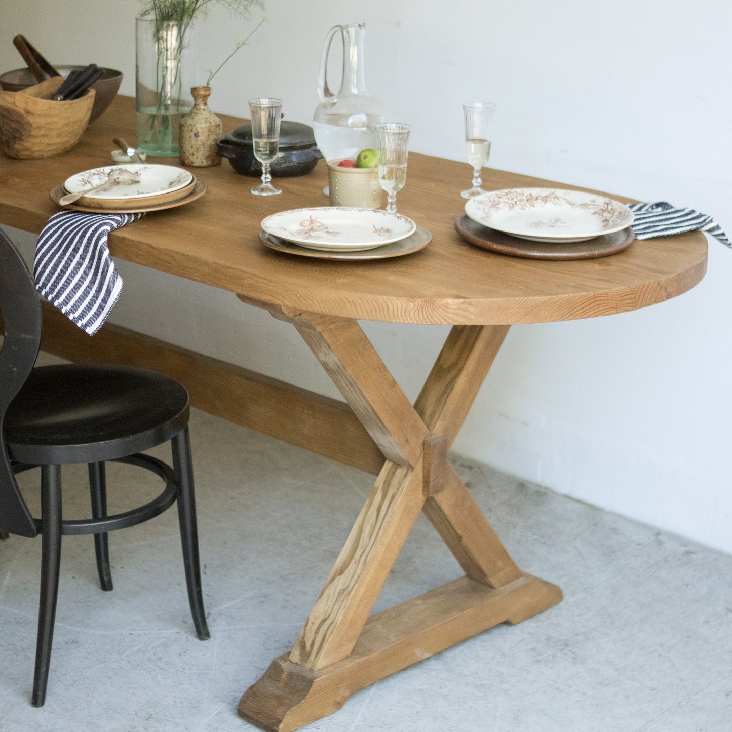 Table à tréteaux ovale en bois récupéré