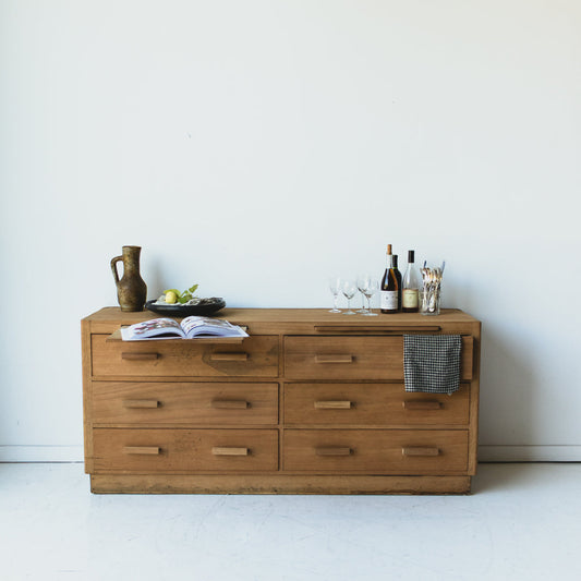 Commode du milieu du siècle avec planches à pain