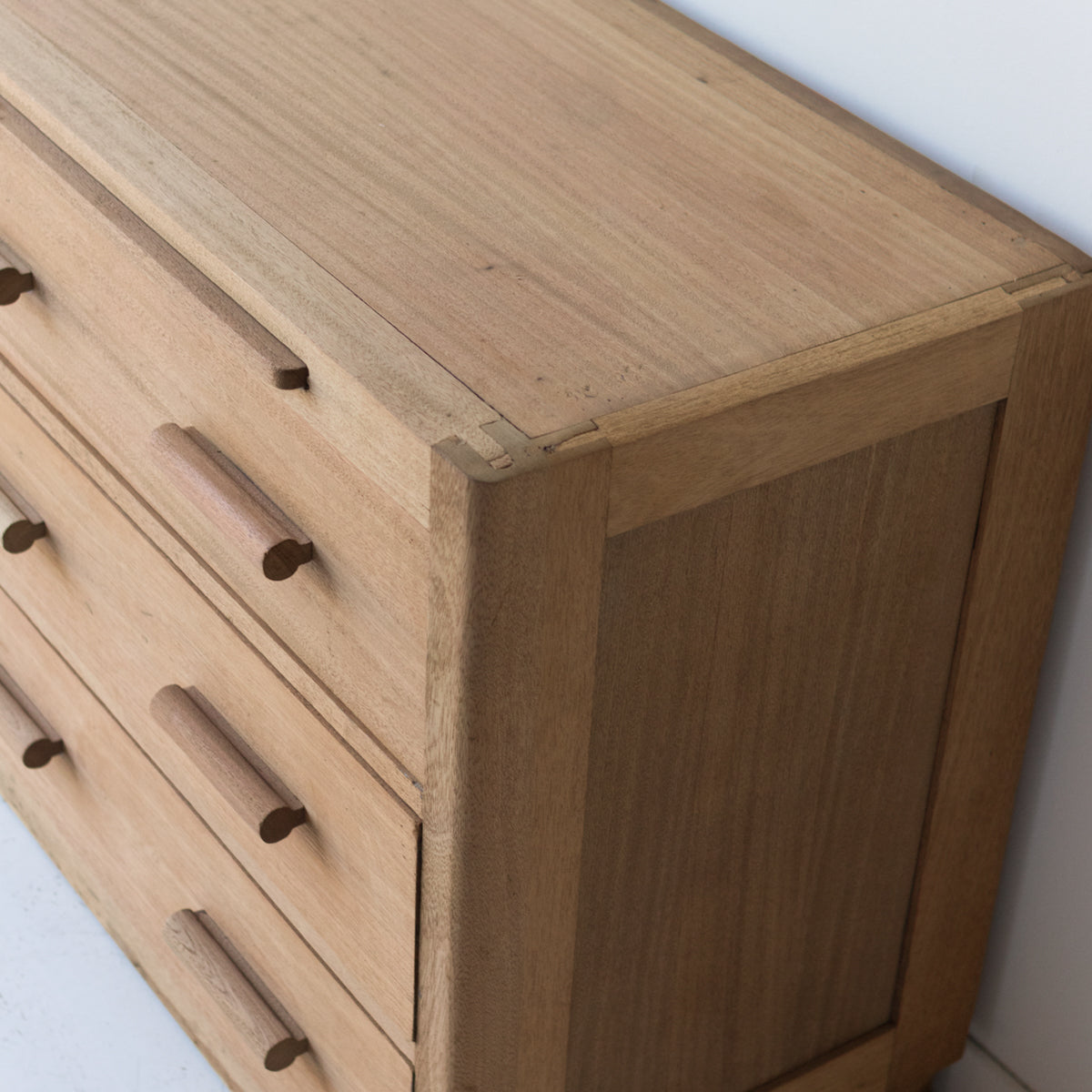 Commode du milieu du siècle avec planches à pain