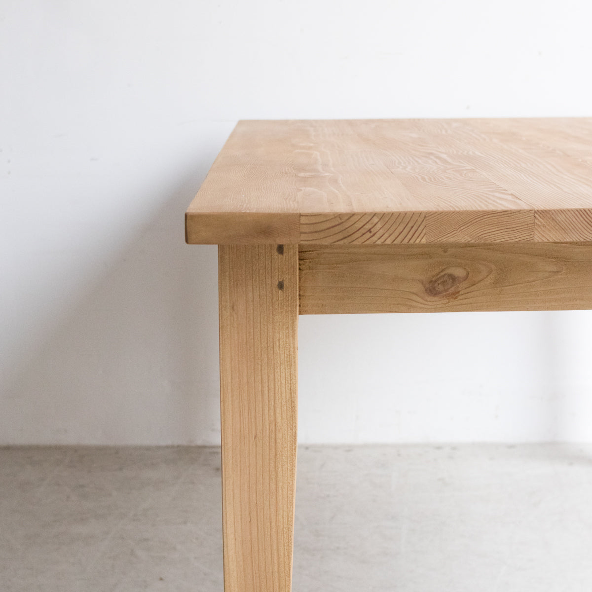 Table de ferme en bois récupéré inspirée du style Shaker