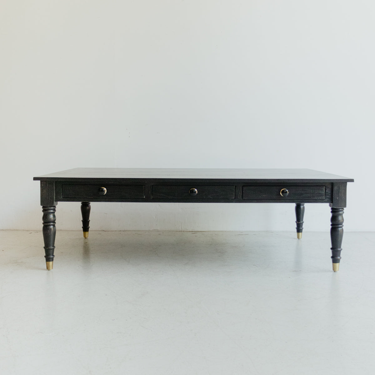 Table basse en bois récupéré avec pieds tournés
