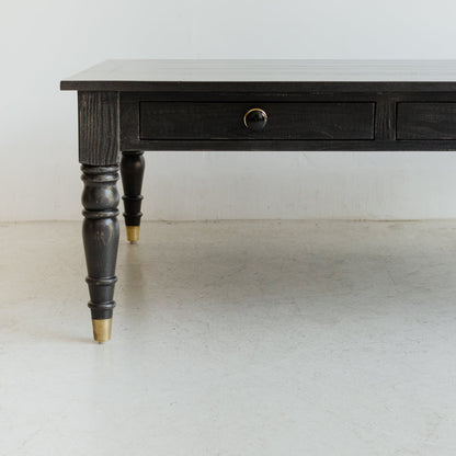 Table basse en bois récupéré avec pieds tournés