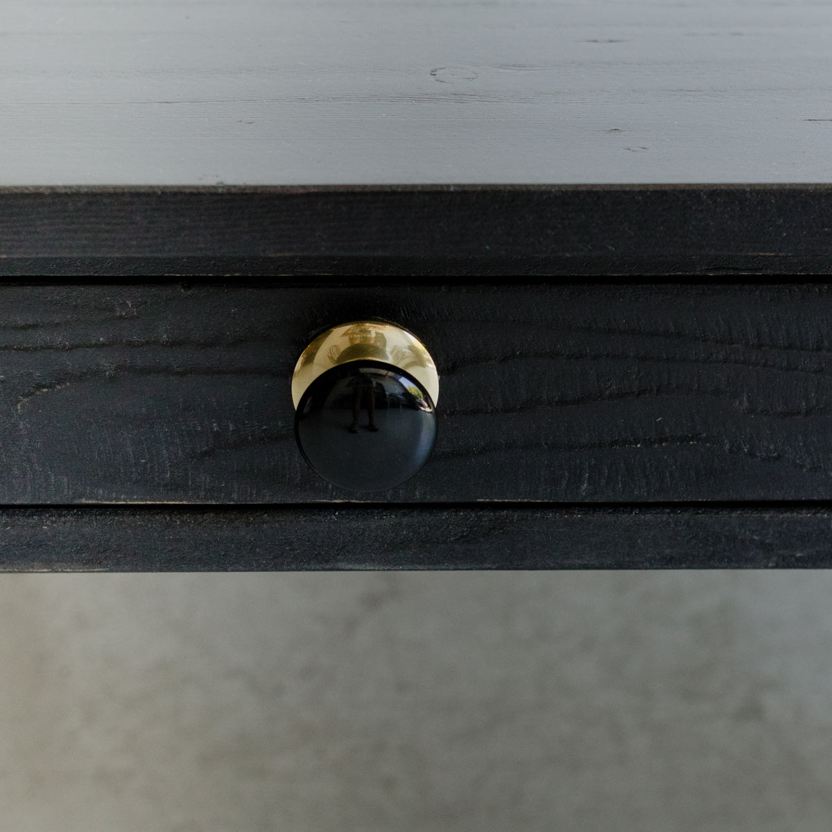 Table basse en bois récupéré avec pieds tournés