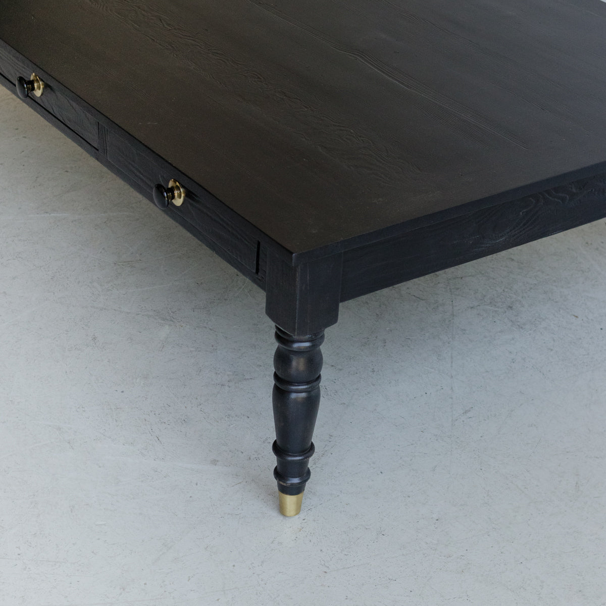 Table basse en bois récupéré avec pieds tournés