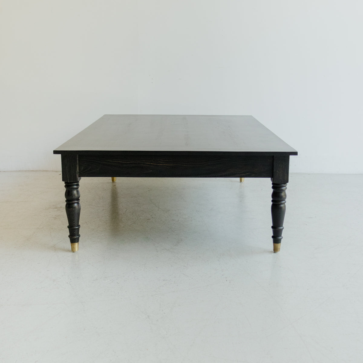 Table basse en bois récupéré avec pieds tournés