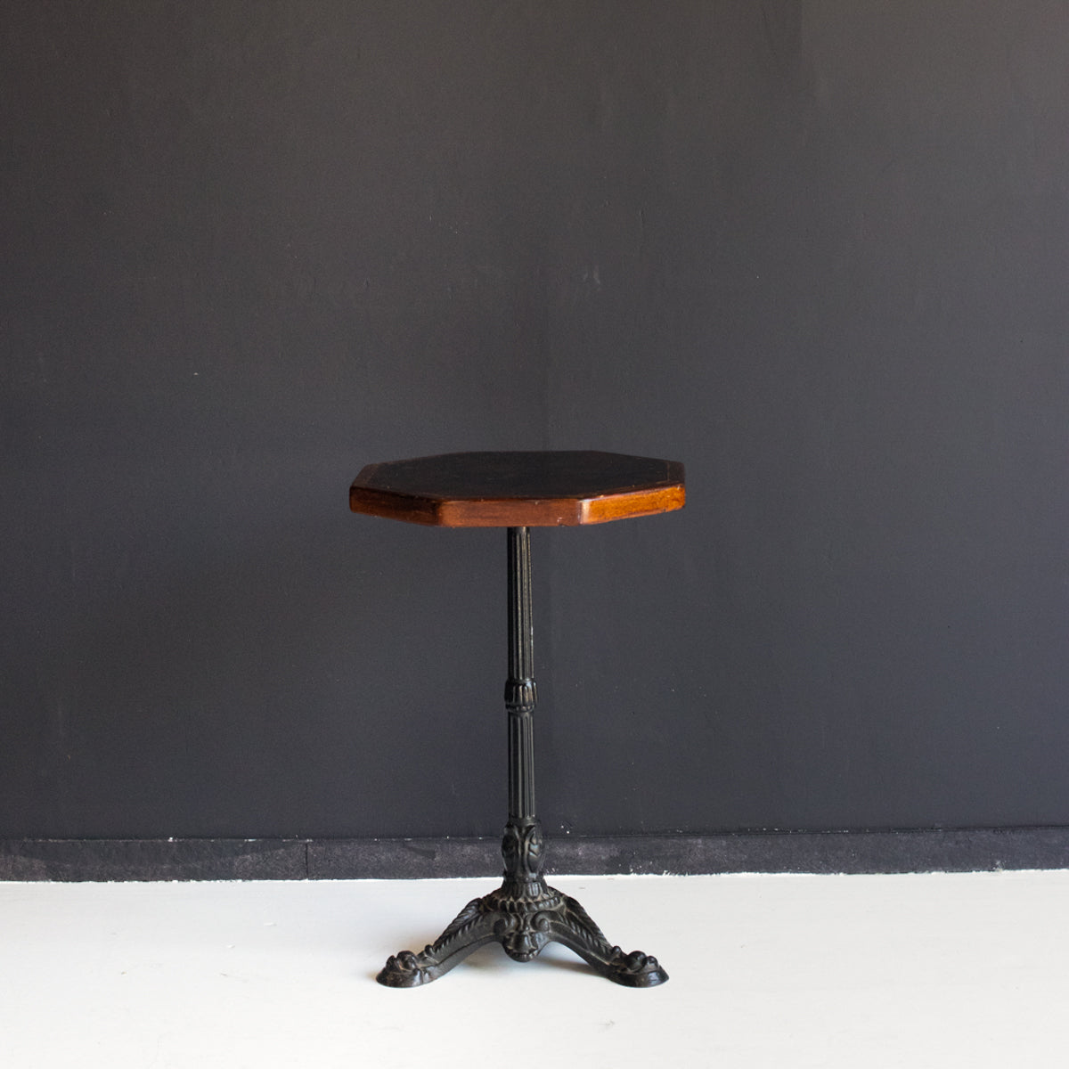 Paire de petites tables de bistrot