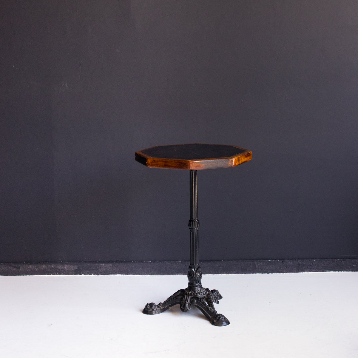Paire de petites tables de bistrot