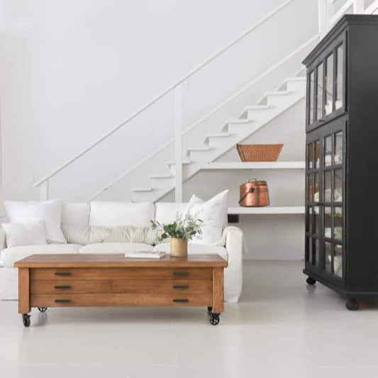 Table basse en bois recyclé avec coffre à cartes