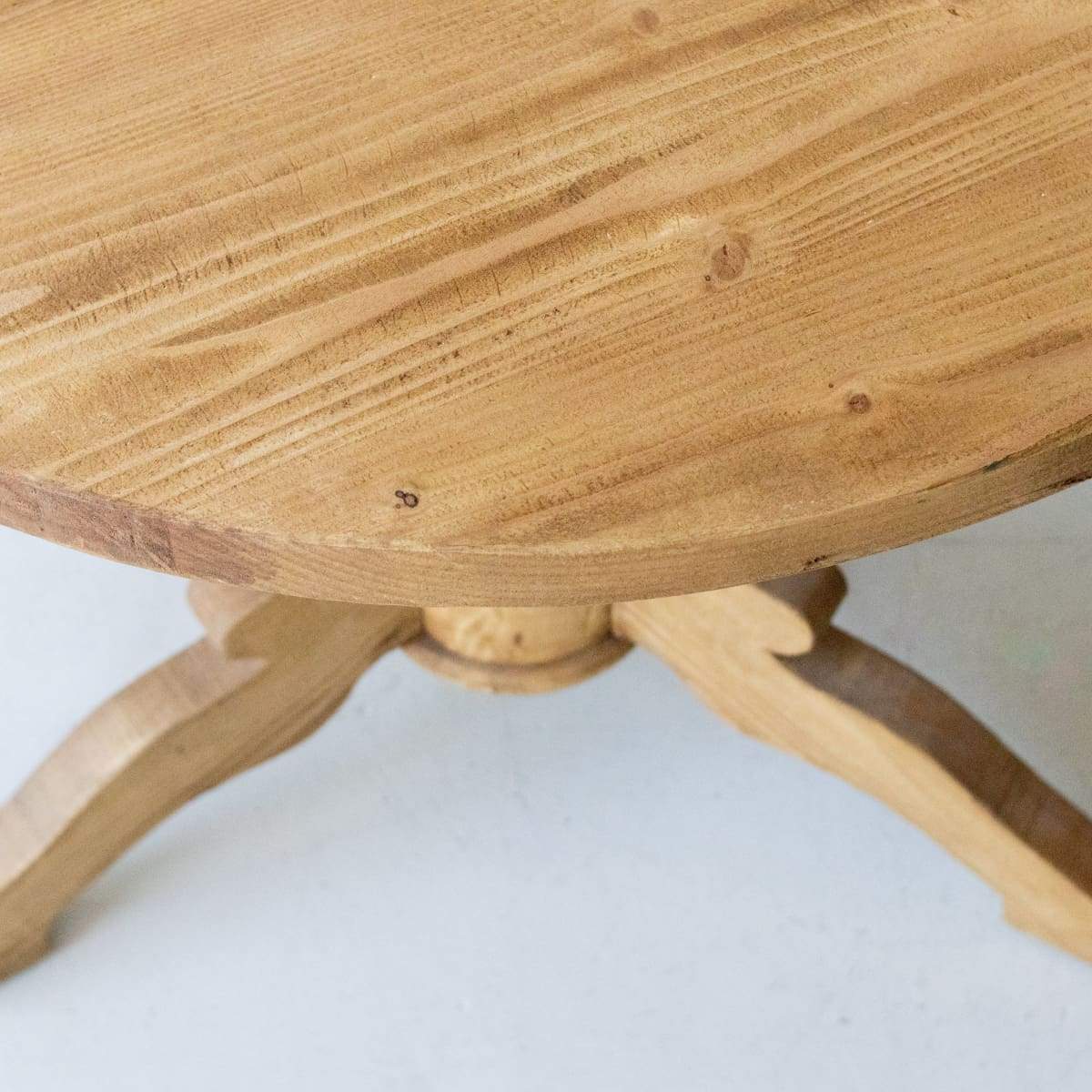 Table sur pied en bois récupéré