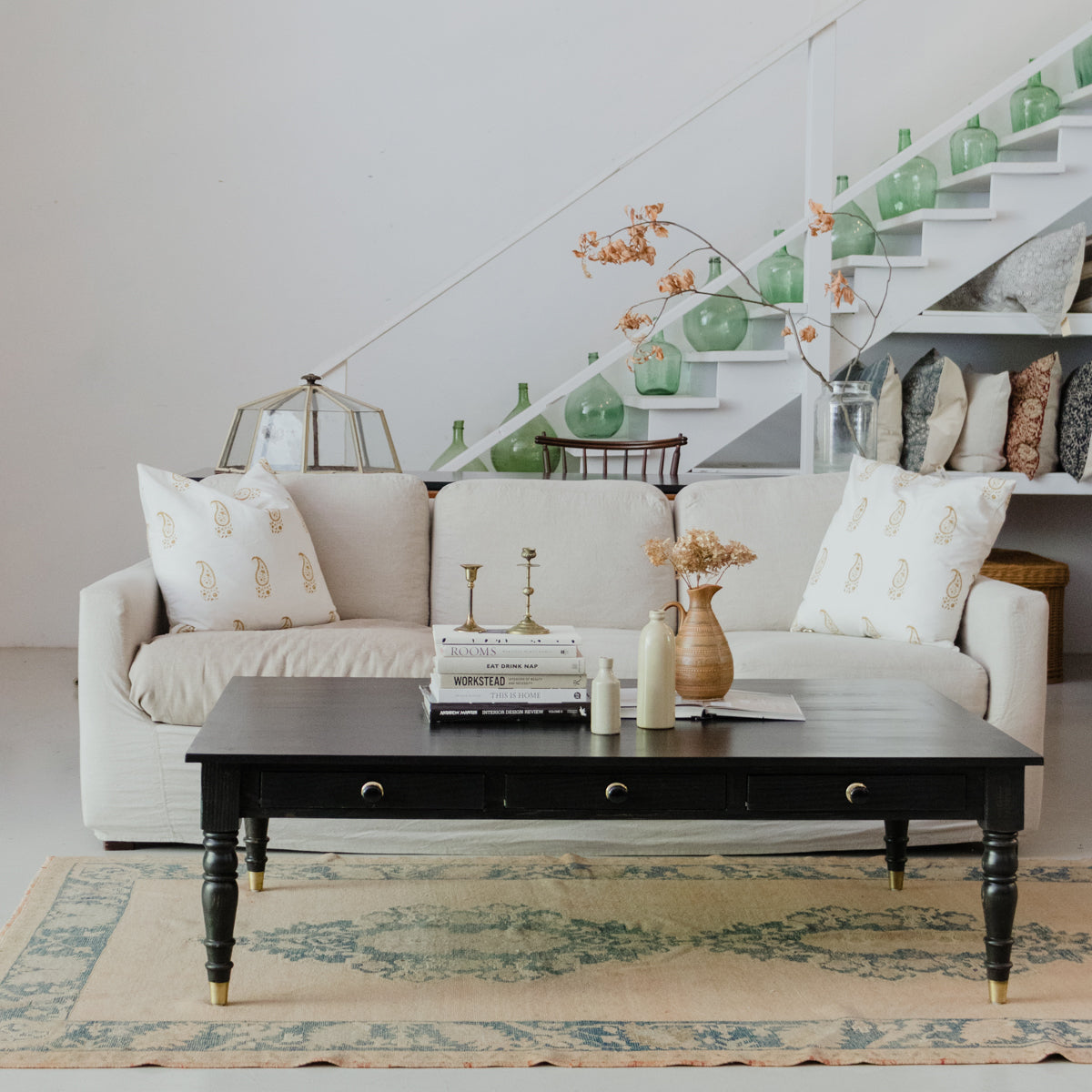 Table basse en bois récupéré avec pieds tournés
