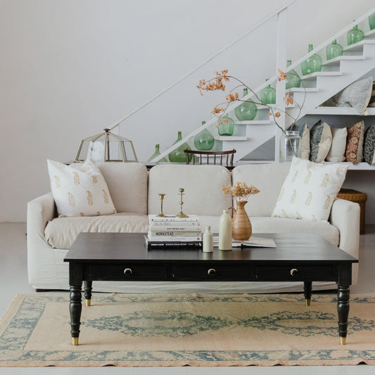Table basse en bois récupéré avec pieds tournés