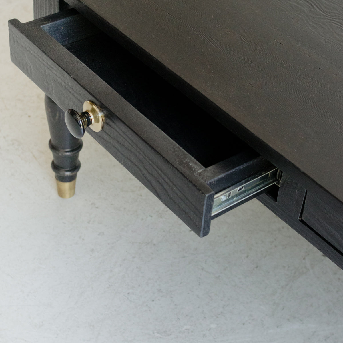 Table basse en bois récupéré avec pieds tournés
