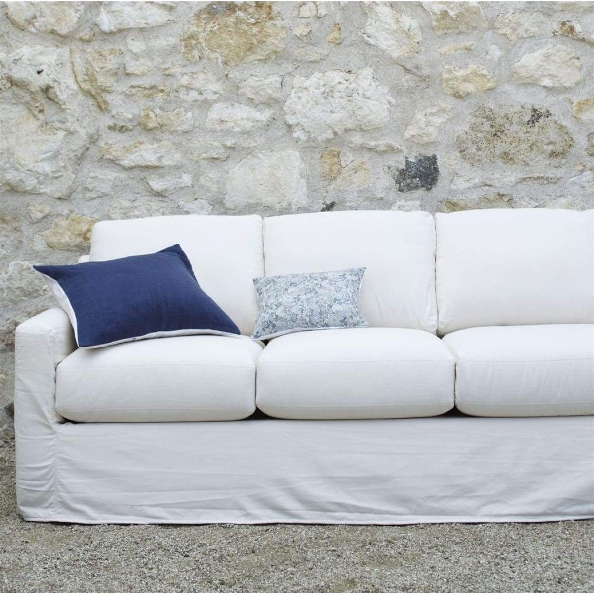 Canapé chic et confortable avec housse