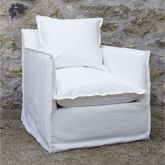 Chaise chic recouverte d'une housse