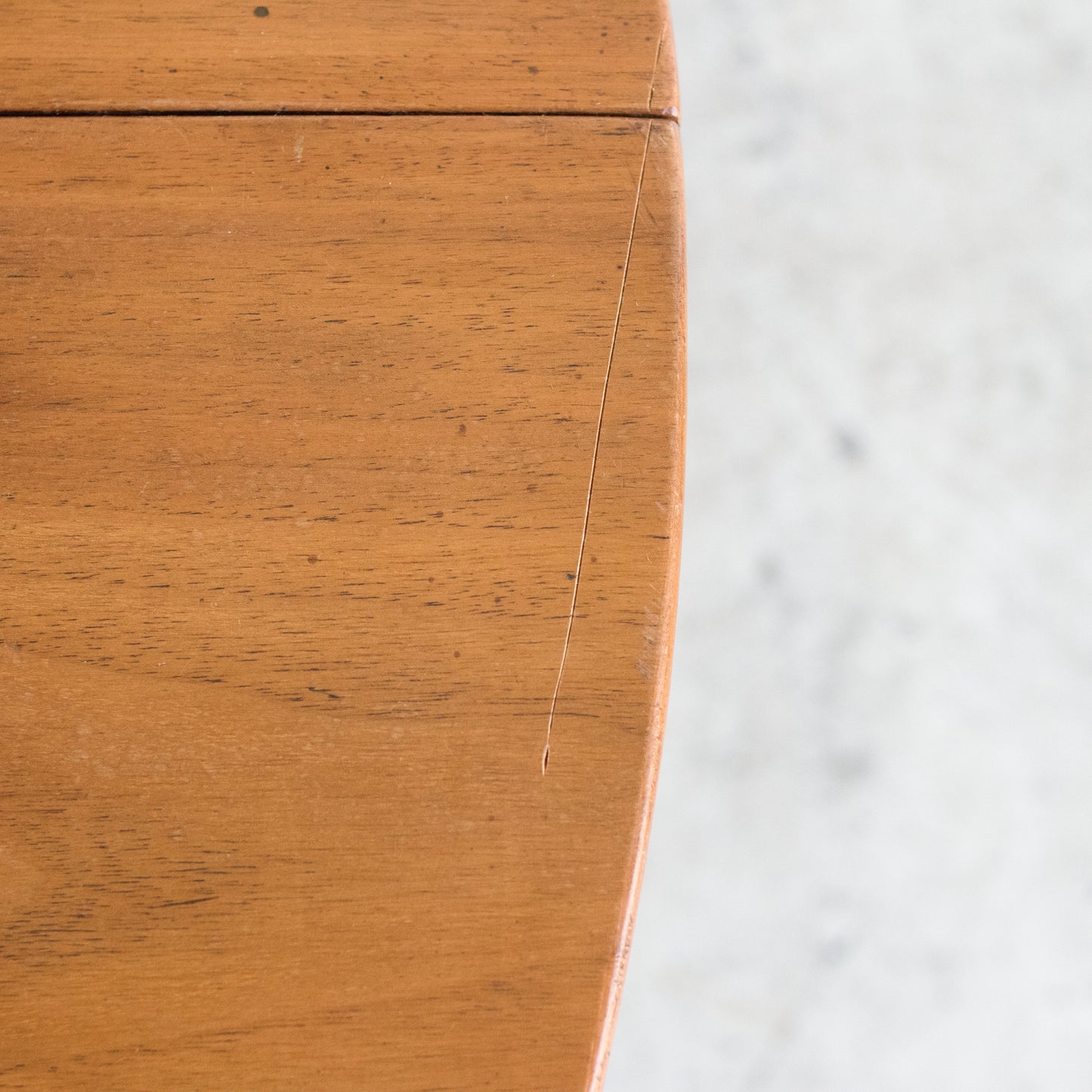Table Louis XVI avec accents en laiton