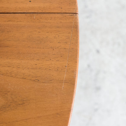Table Louis XVI avec accents en laiton